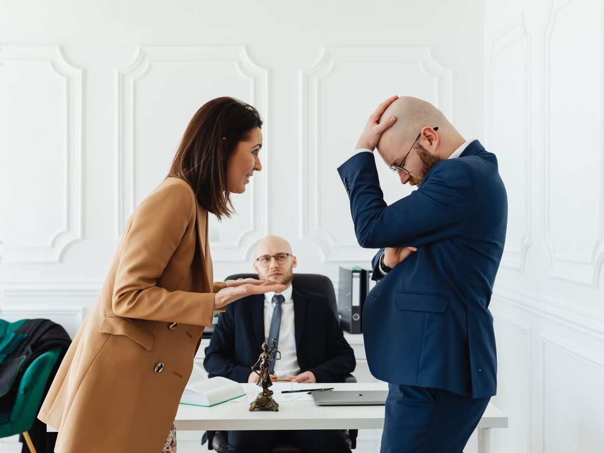 due persone in tribunale davanti ad un giudice