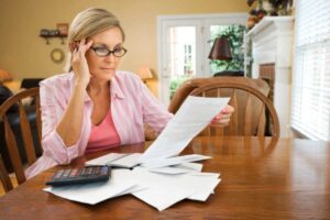 donna che controlla le bollette