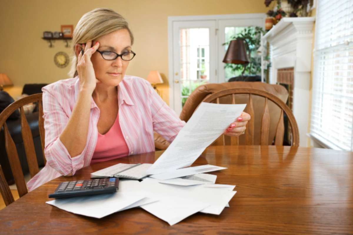 jene-stephaniuk-lkmGeyLItrw-unsplash-ls donna che controlla le bollette