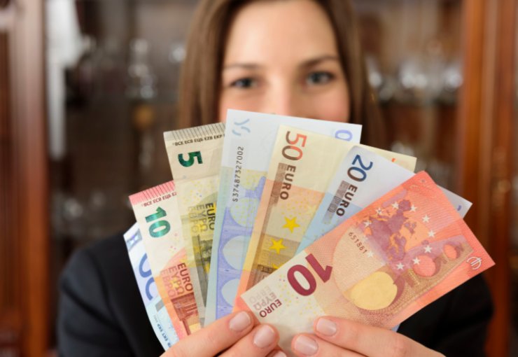 donna con tante banconote in mano