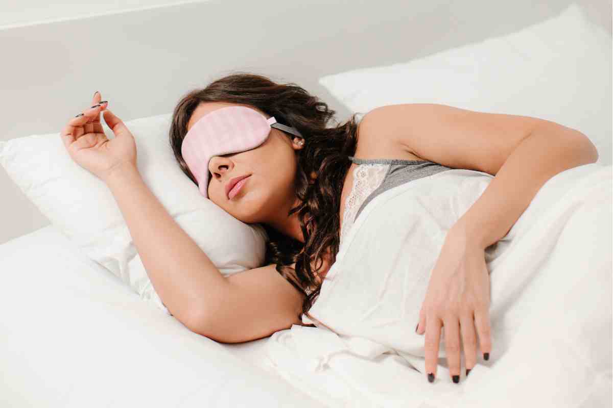 jene-stephaniuk-lkmGeyLItrw-unsplash-ls persona che dorme con la mascherina