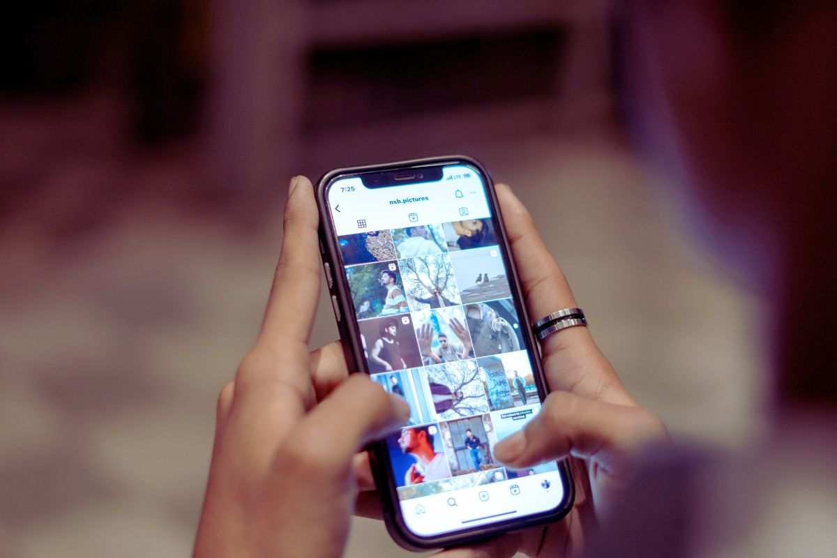 mani gestiscono uno smartphone