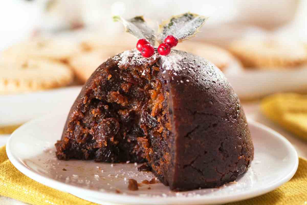 christmas pudding in un piatto bianco