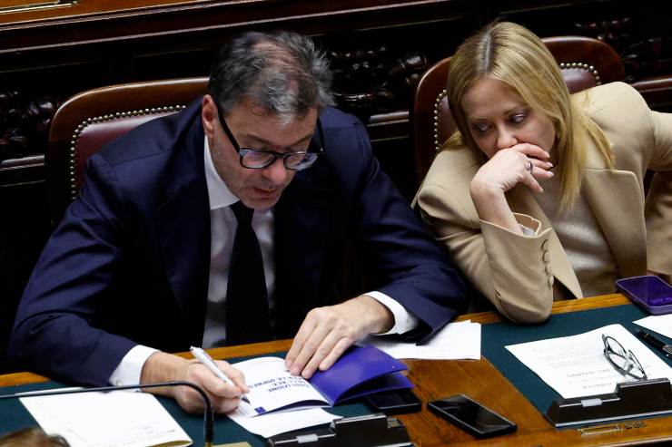 il premier giorgia meloni accanto al ministro dell'economia giancarlo giorgetti