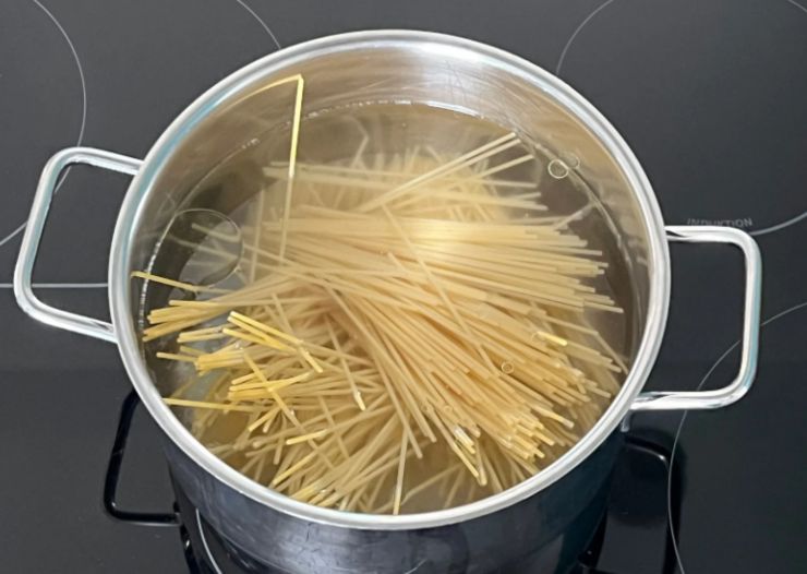 spaghetti che cuociono dentro alla pentola