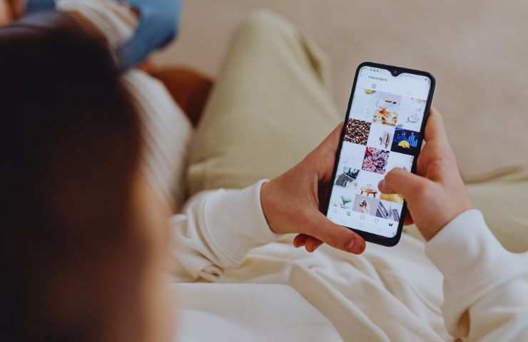 ragazza utilizza smartphone