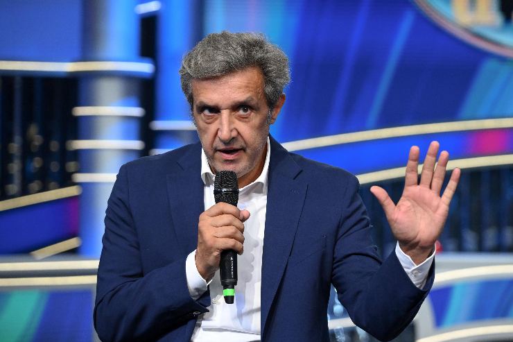 flavio insinna con il microfono in mano