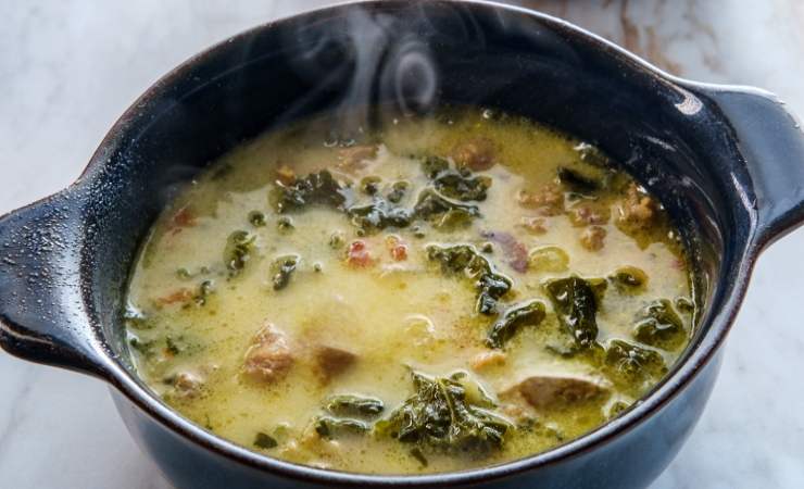 pentola di farinata con cavolo nero