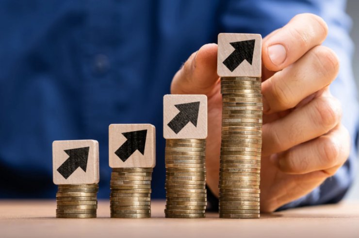 pile di monete in ordine crescente con sopra delle freccette