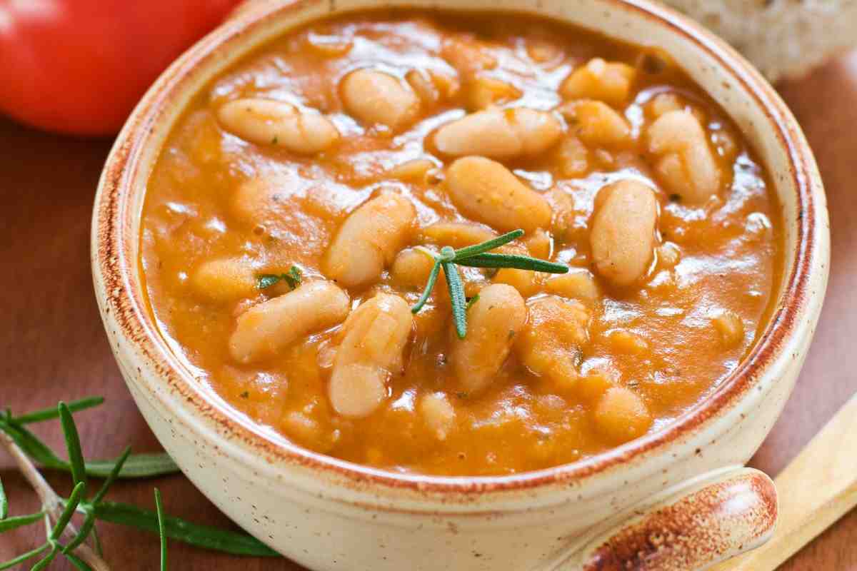 zuppiera con zuppa di fagioli