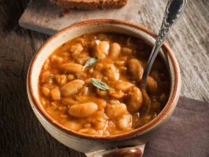 ciotola con zuppa di fagioli cremosa