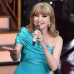 Milly Carlucci con il microfono a Ballando