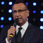 carlo conti con il microfono
