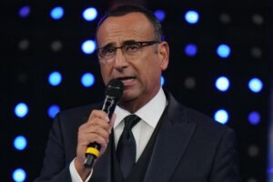 carlo conti con il microfono
