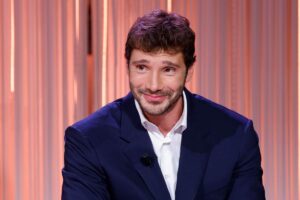 stefano de martino sorridente in primo piano