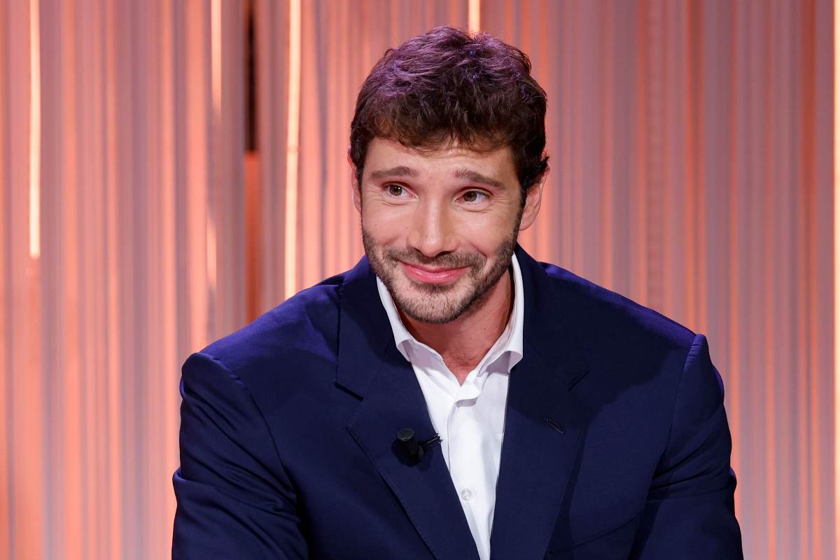 stefano de martino sorridente in primo piano