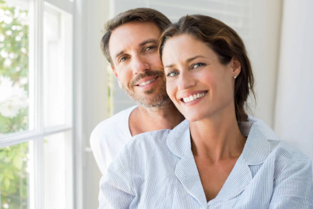 uomo e donna che sorridono