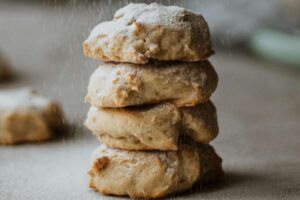 biscotti con noci e zucchero a velo