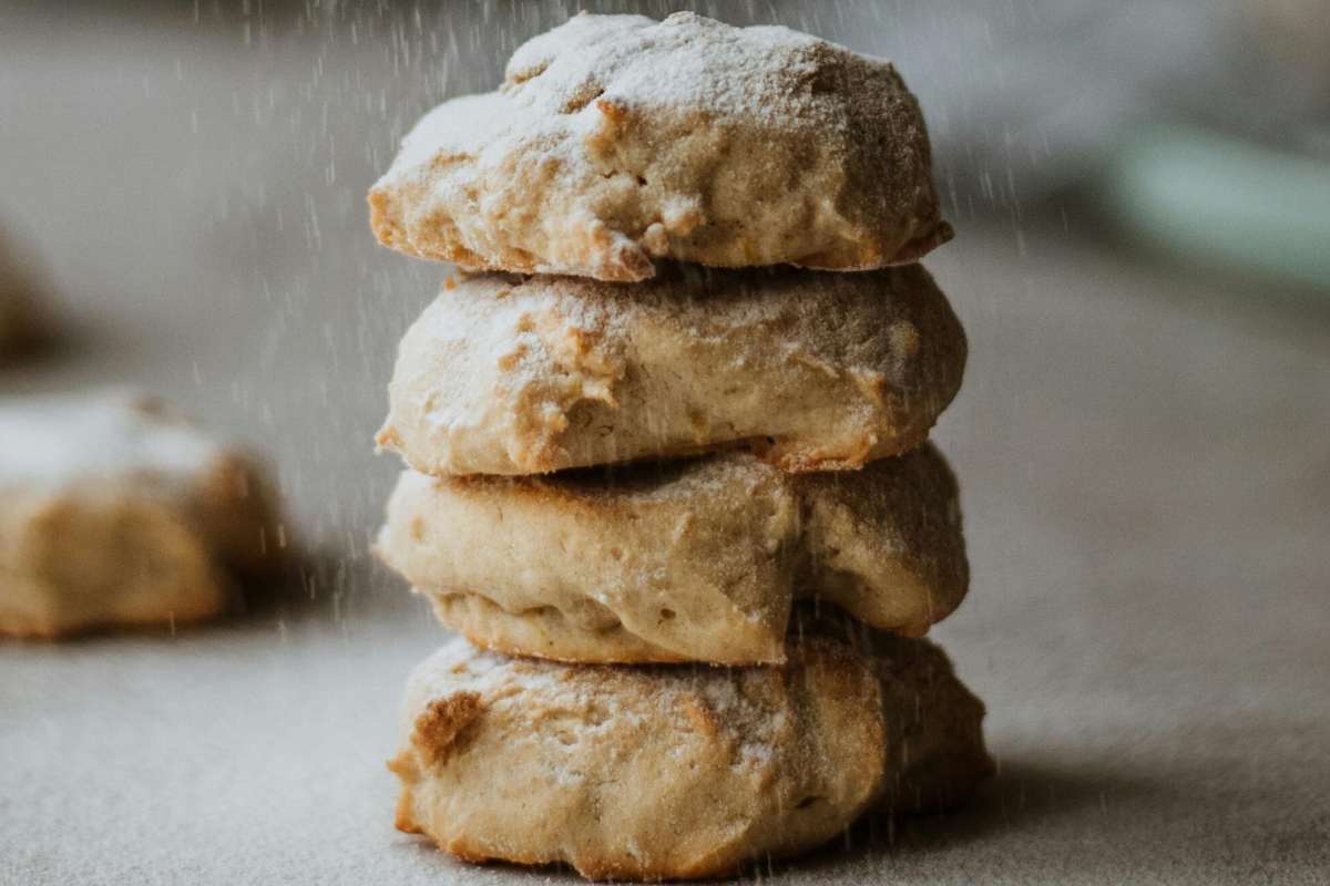 biscotti con noci e zucchero a velo