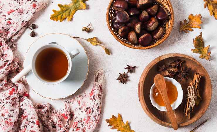tazza con tisana e castagne