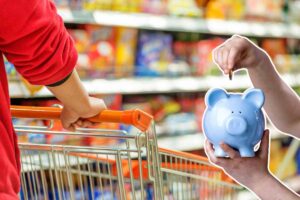 carrello della spesa e salvadanaio