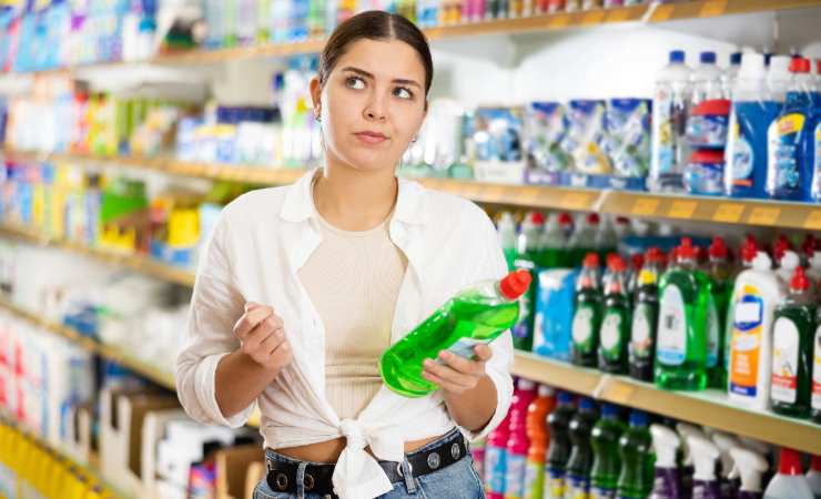 donna al supermercato con detersivo