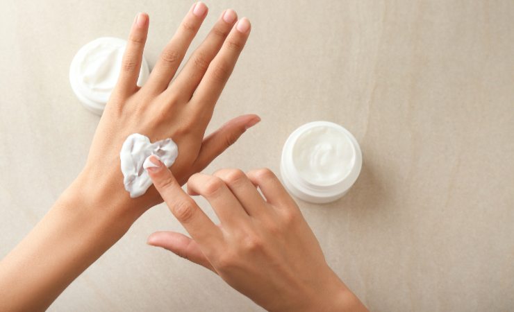spalmare crema sulle mani