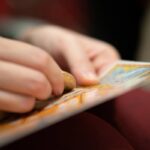 donna che gratta un tagliandino del gratta e vinci