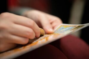 donna che gratta un tagliandino del gratta e vinci
