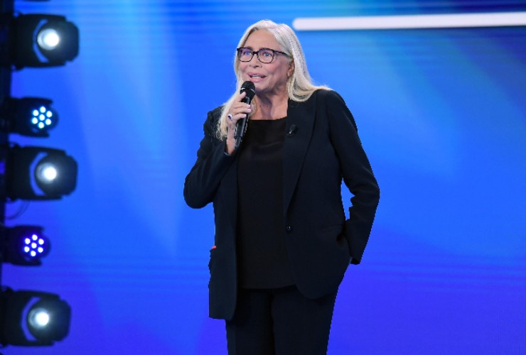 mara venier con il microfono