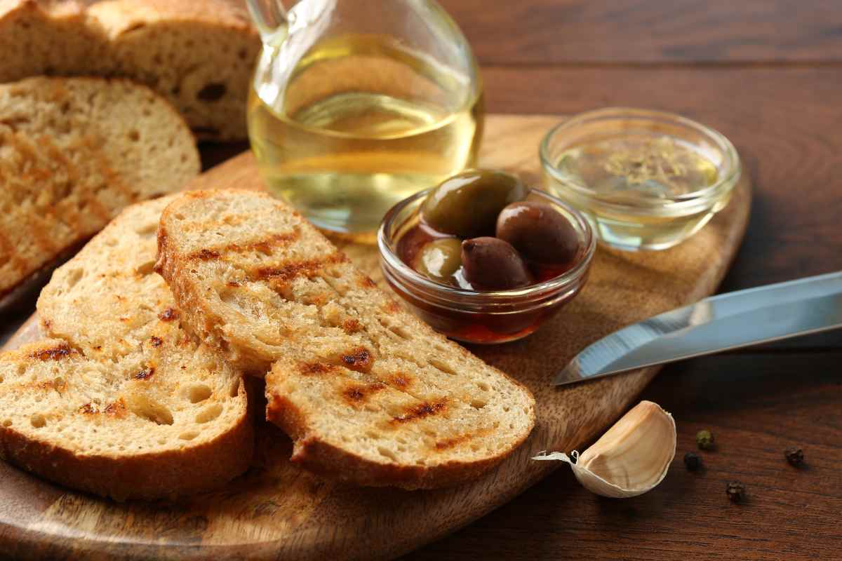 fette di pane abbrustolito con olio aglio e olive