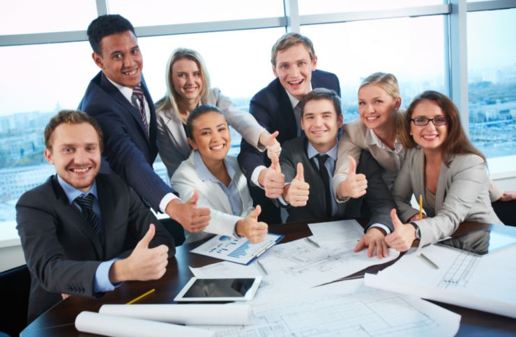 colleghi in ufficio felice con i pollici alzati verso l'alto
