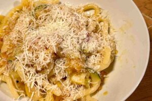 pici all'etrusca in un piatto