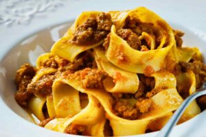 pappardelle al ragù in un piatto