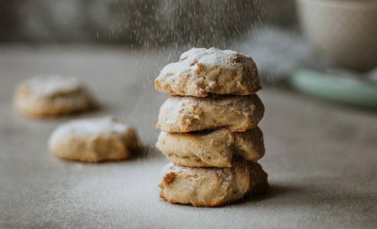 biscotti impilati con noci e zucchero a velo