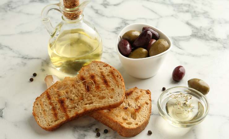 pane abbrustolito con olio e olive