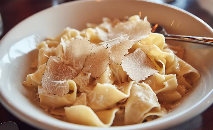 piatto di pappardelle al tartufo bianco