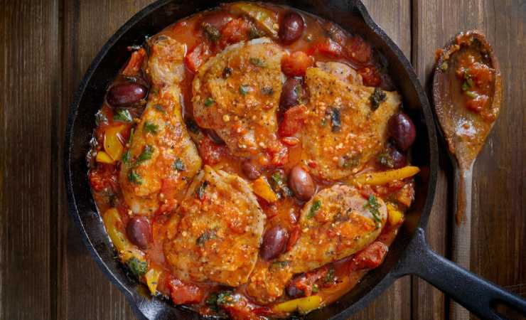 pentola con pollo alla cacciatora al sugo