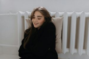 ragazza vicino a calorifero